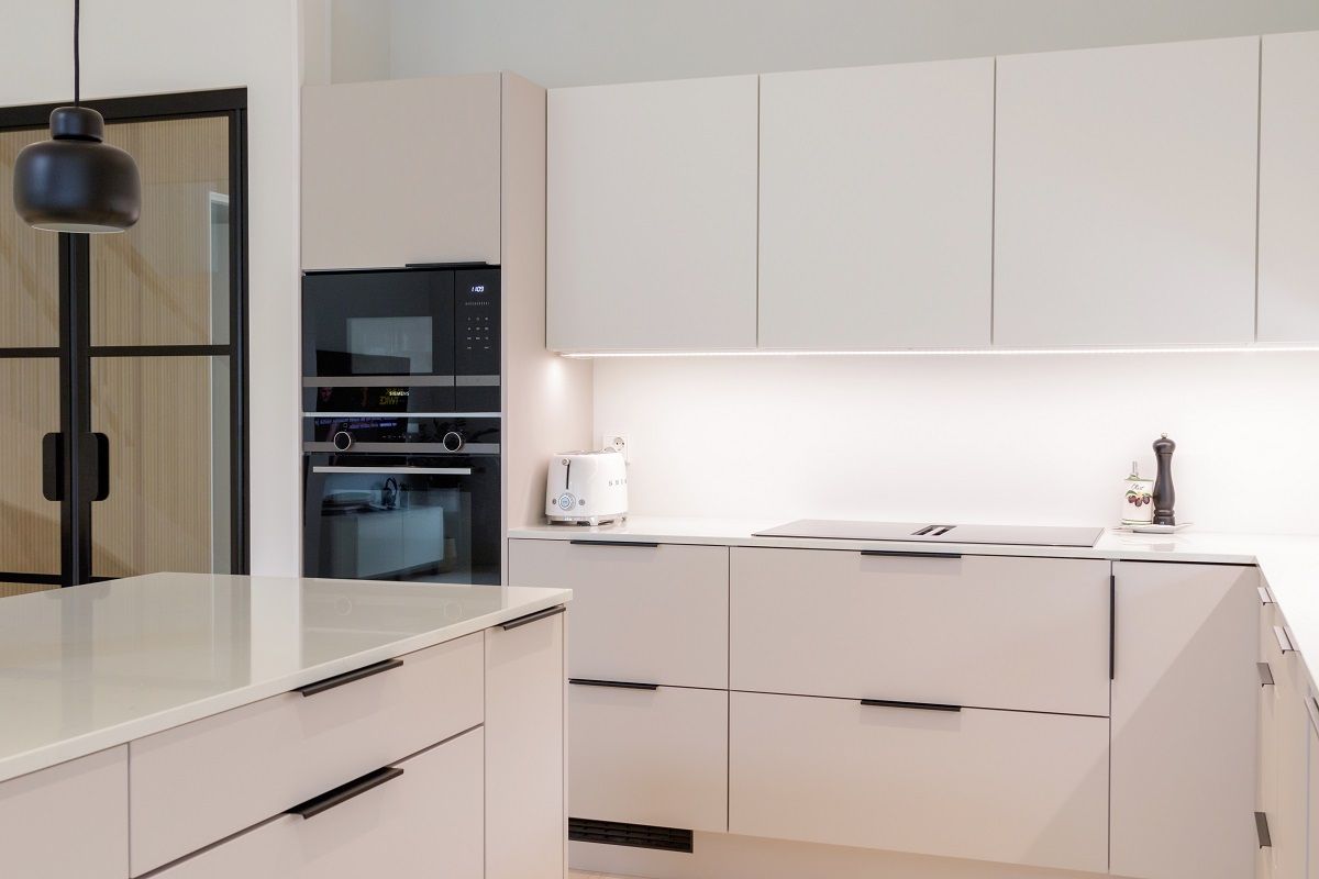 Kitchen countertop with powerful colour temperature adjustable LED strip. The strip has a neutral tone © LedStore.fi